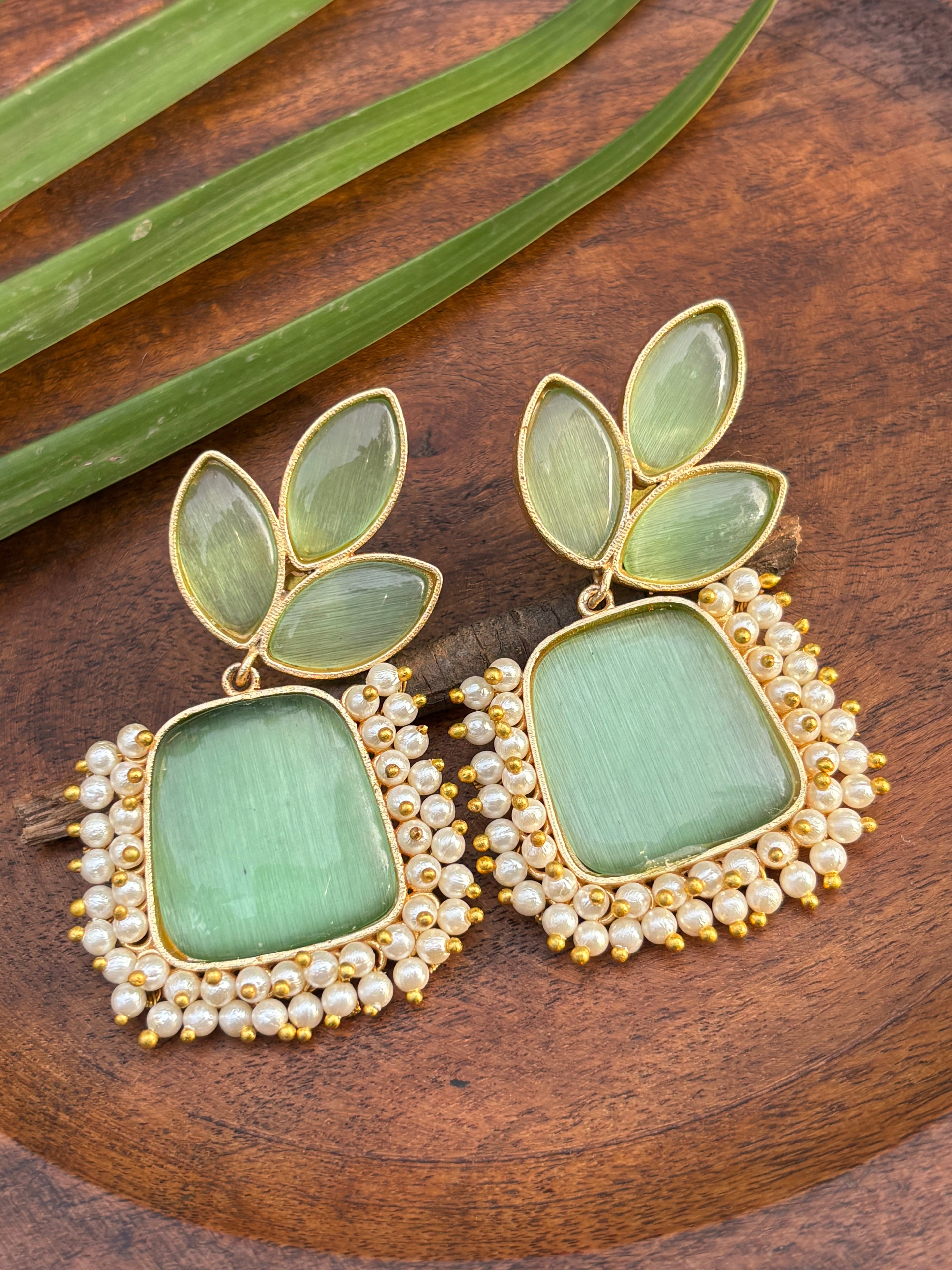 LEAF SOLID STONE EARRINGS