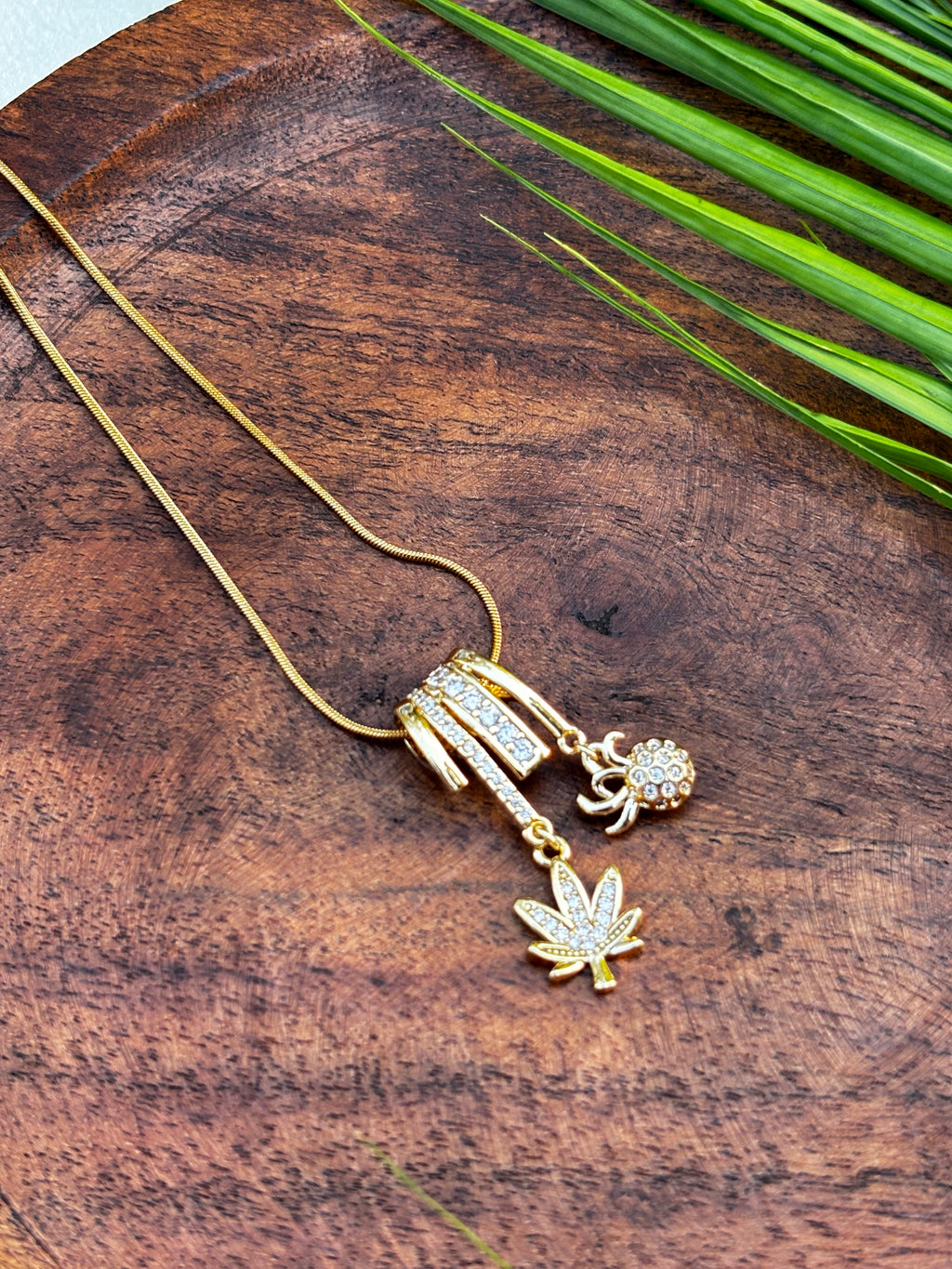 LEAF CHARM PENDANT NECKLACE