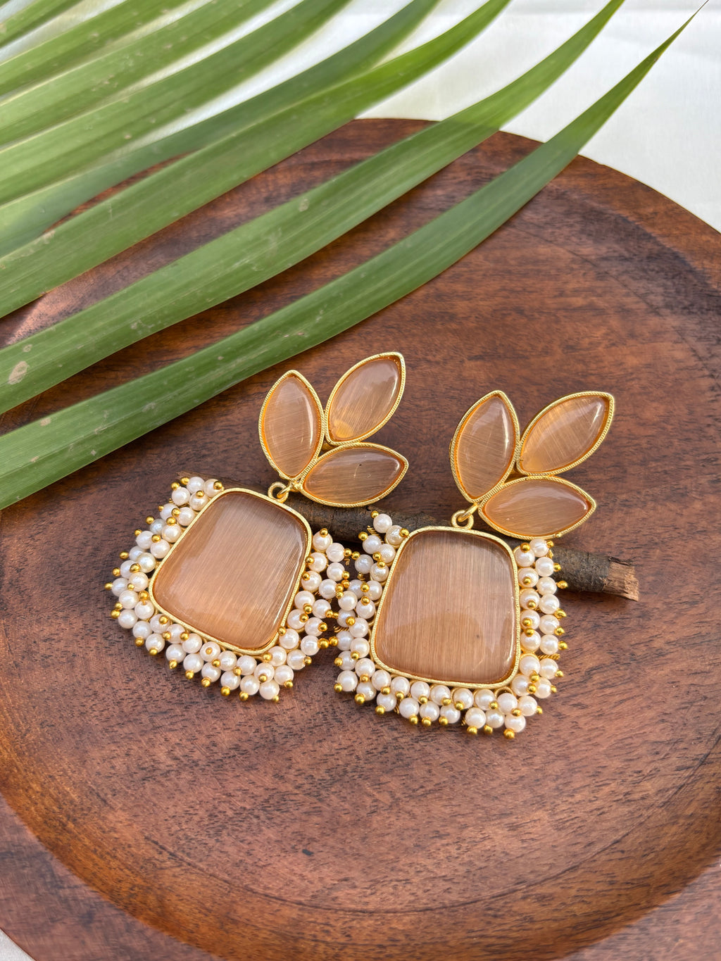 LEAF SOLID STONE EARRINGS