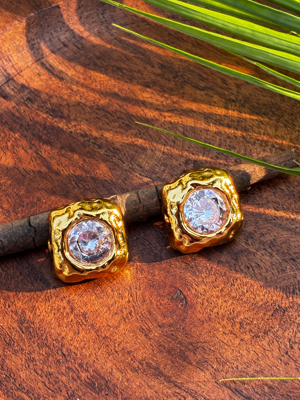 ANTITARNISH STUD EARRING WITH AD DETAILING