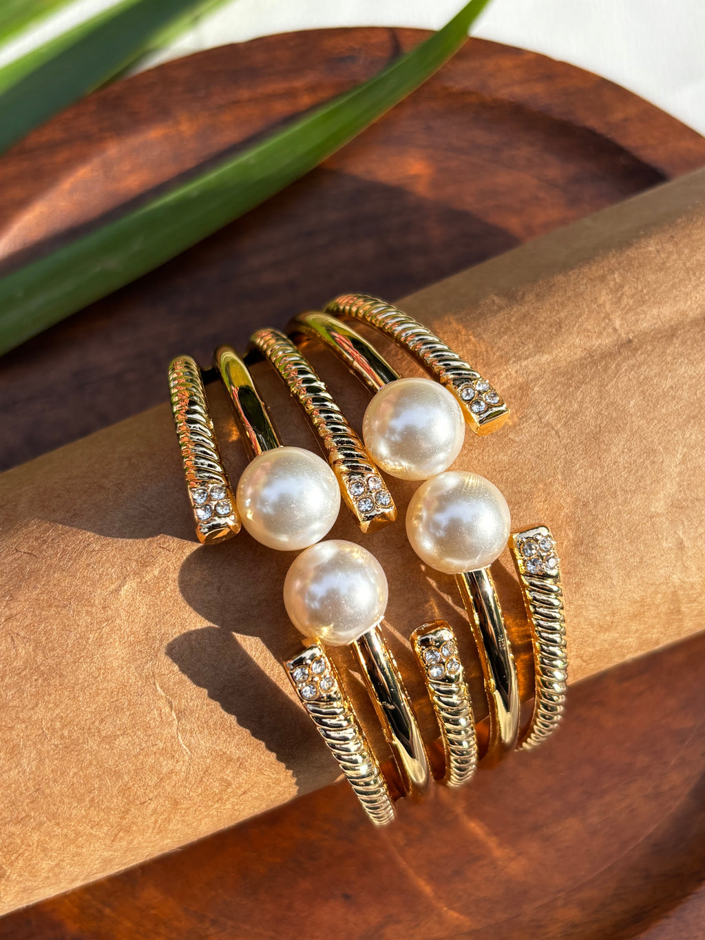 PEARL AND DIAMOND DETAILING GOLDEN HAND CUFF