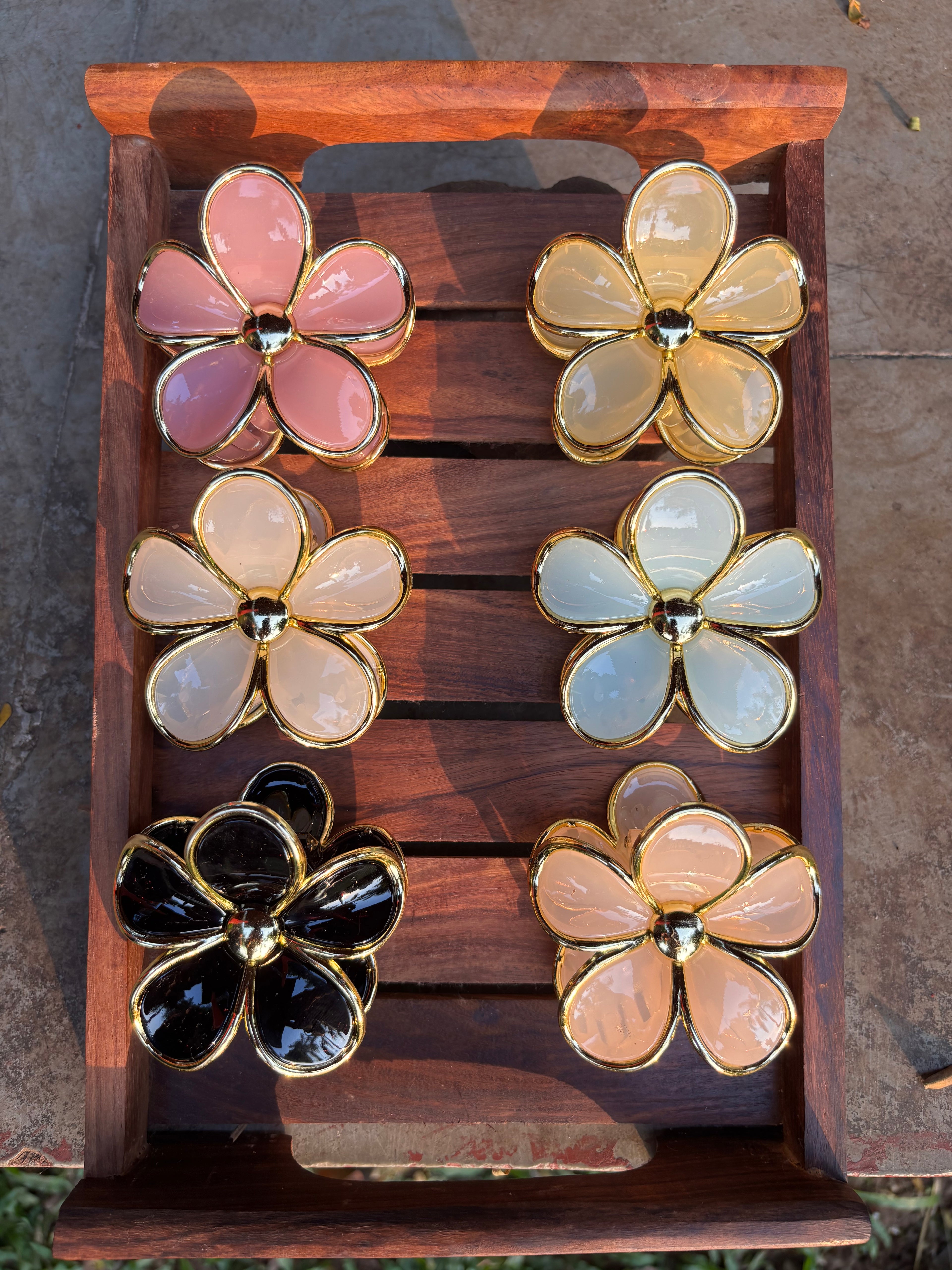 GOLDEN BORDER DAISY FLOWER CLAW CLIP