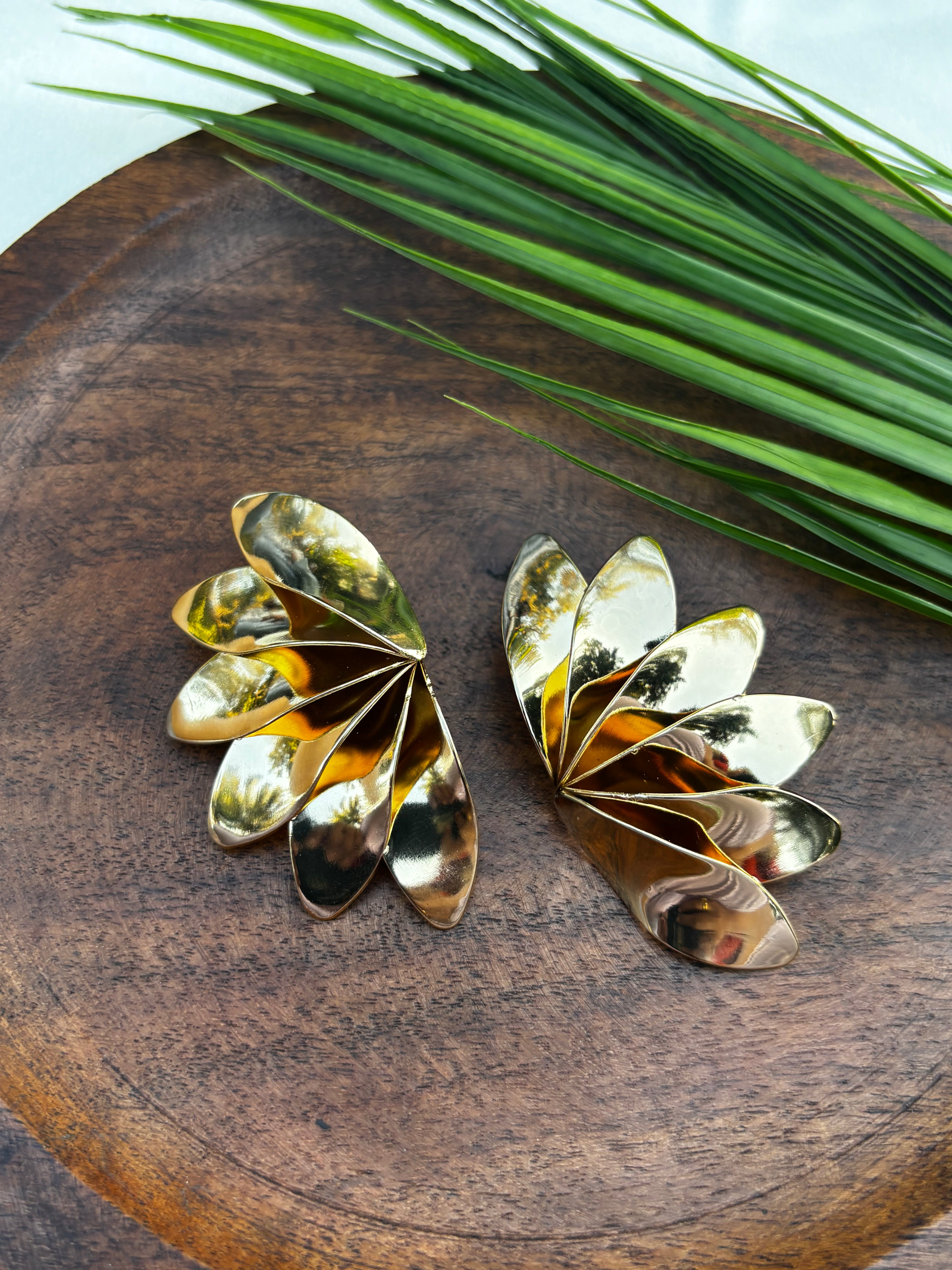 ANTITARISH HALF FLOWER EARRING