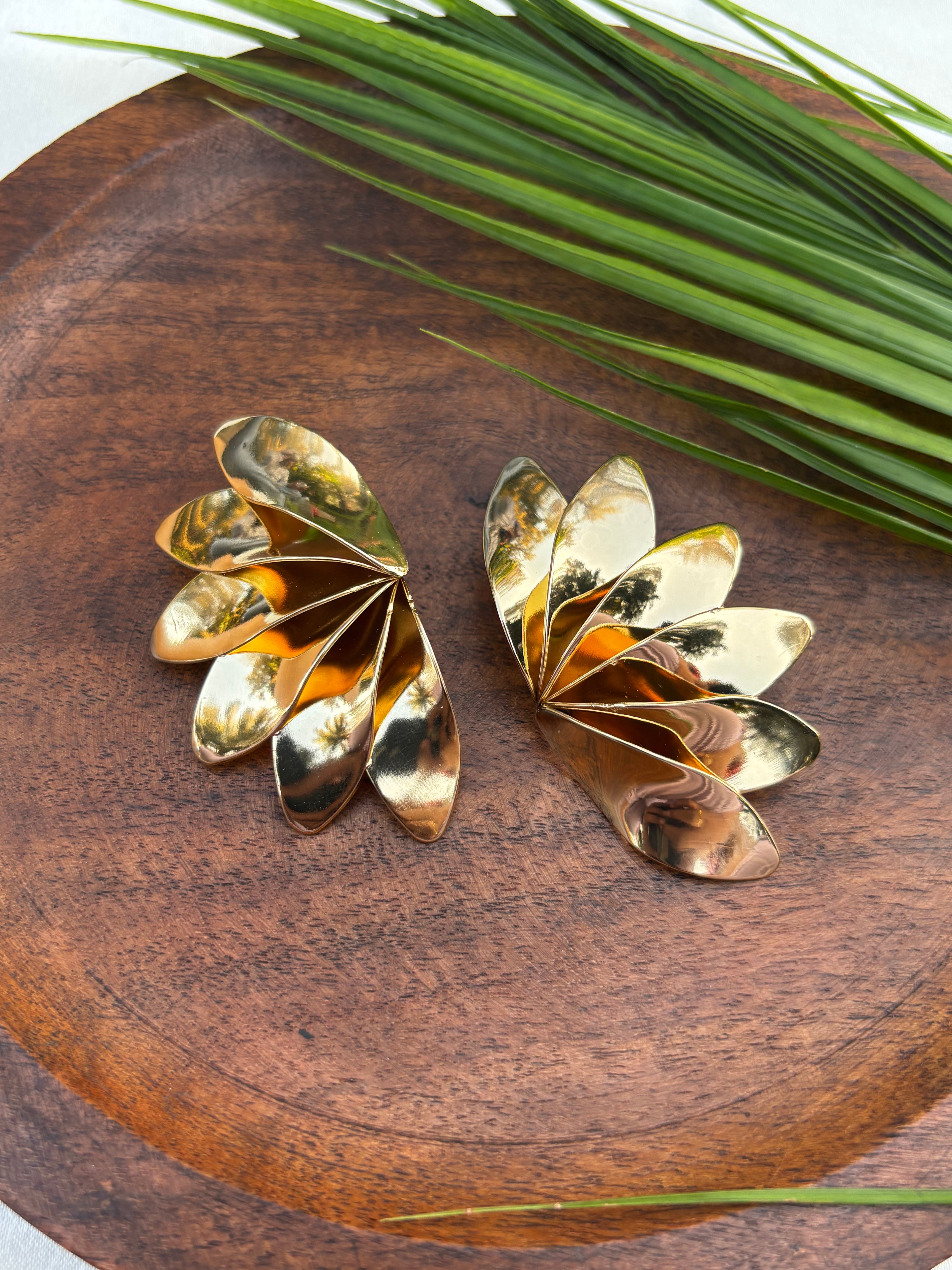 ANTITARISH HALF FLOWER EARRING