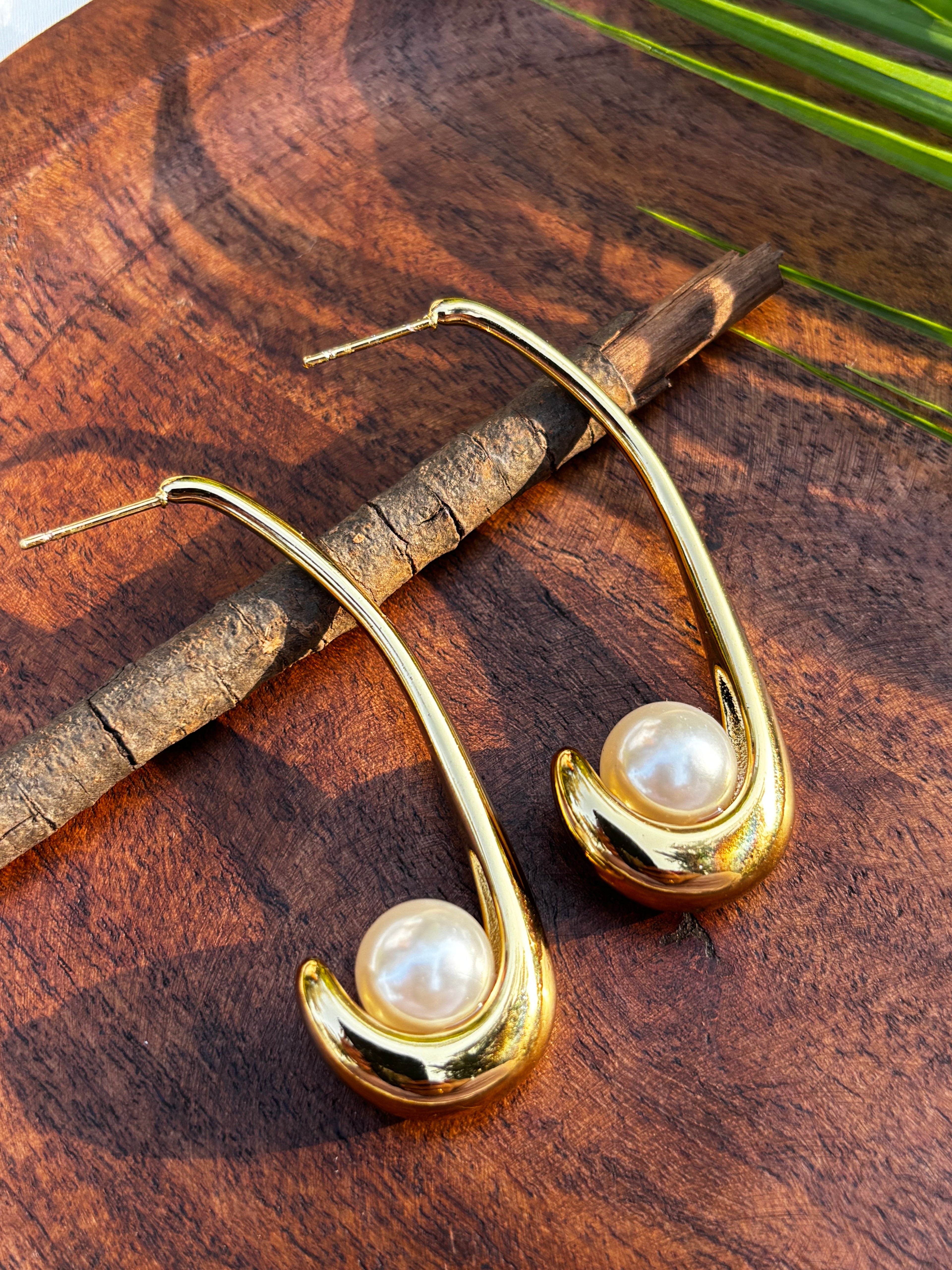 ANTITARRNISH EARRING WITH PEARL DETAILING
