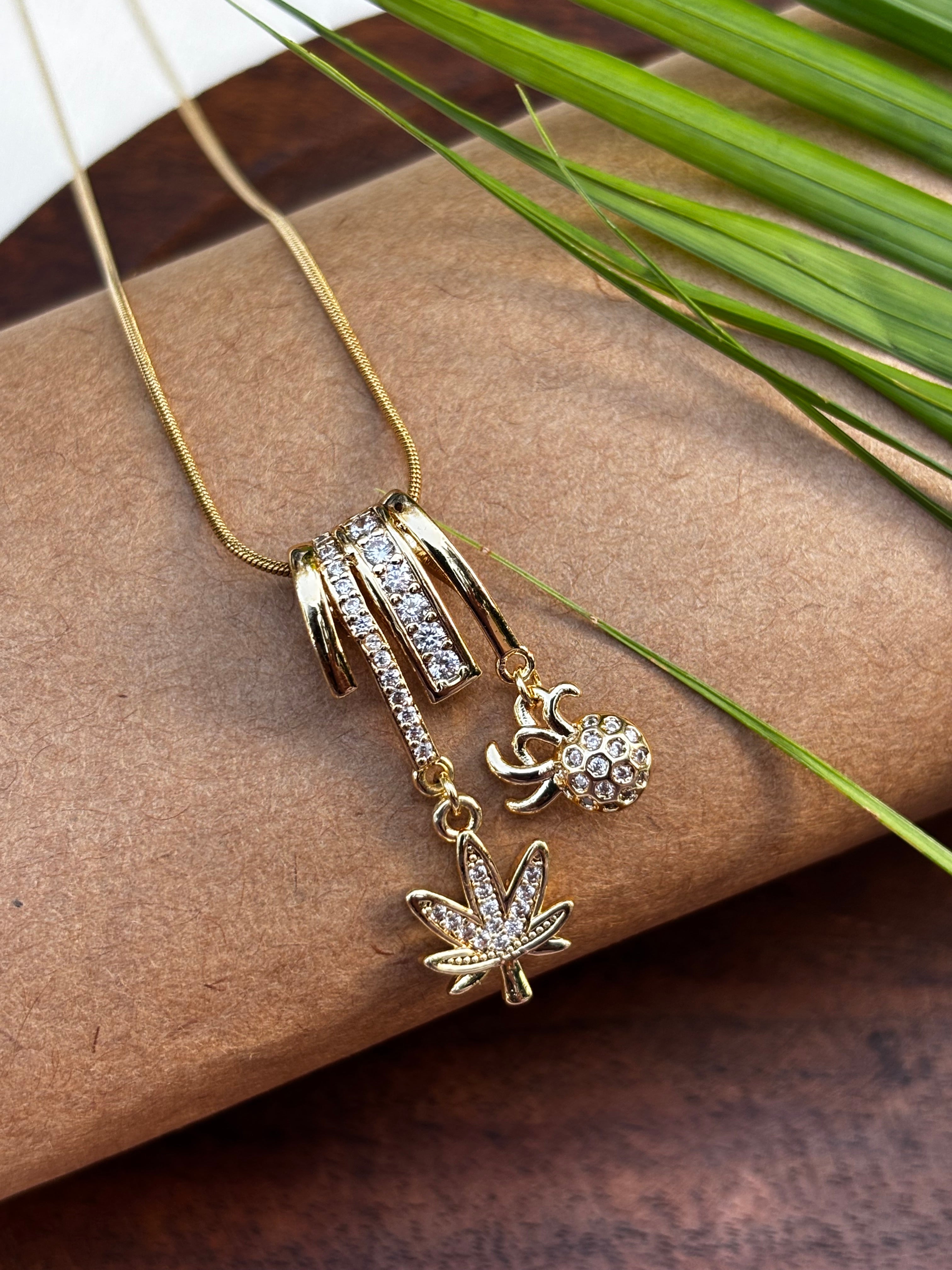 LEAF CHARM PENDANT NECKLACE