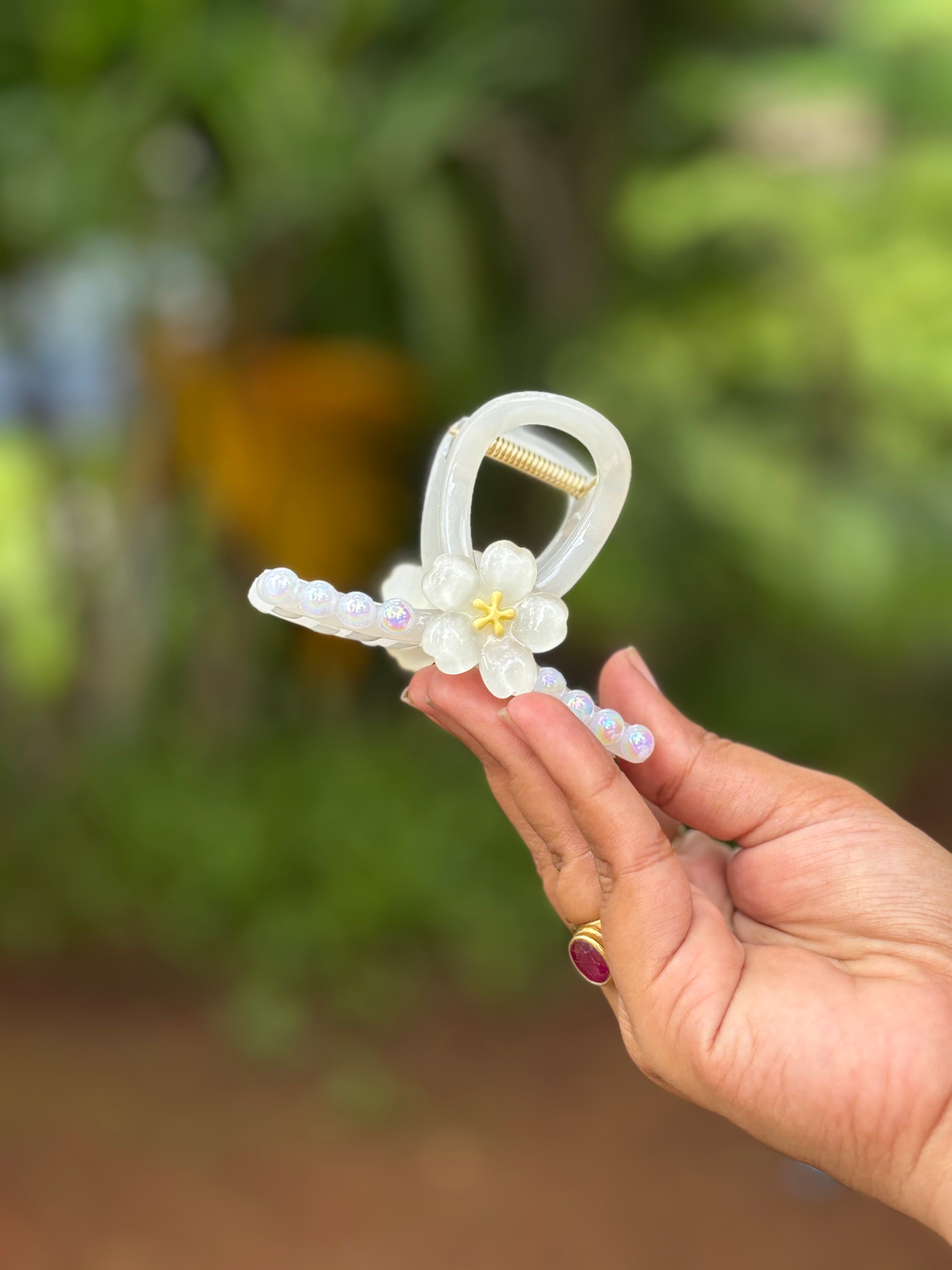 BLOSSOM PEARL HAIR CLAW CLIP