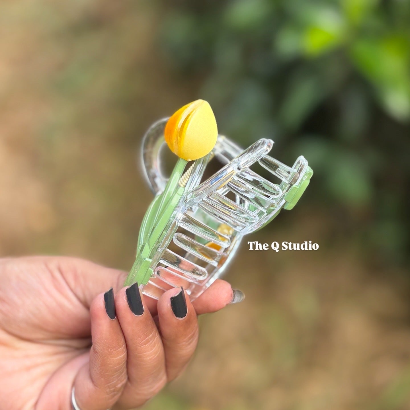TULIP HAIR CLAW CLIP
