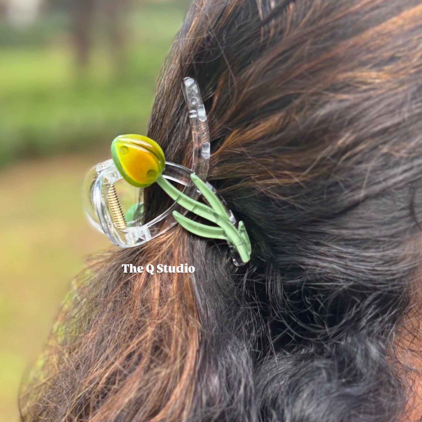 TULIP HAIR CLAW CLIP