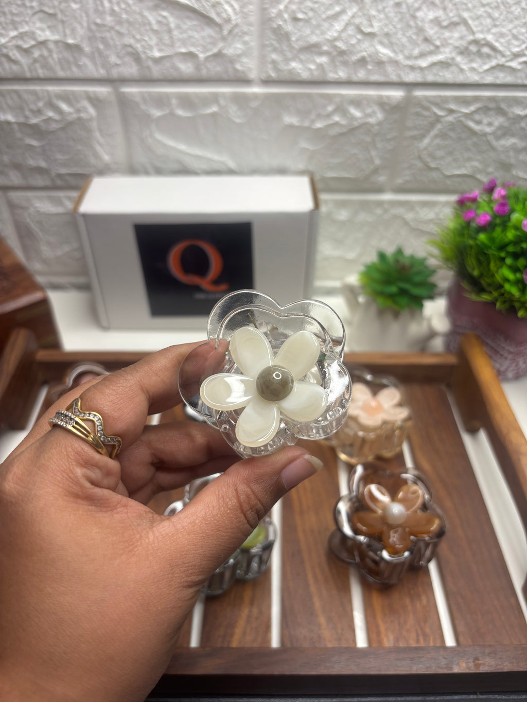 DAISY FLOWER HAIR CLAW CLIP