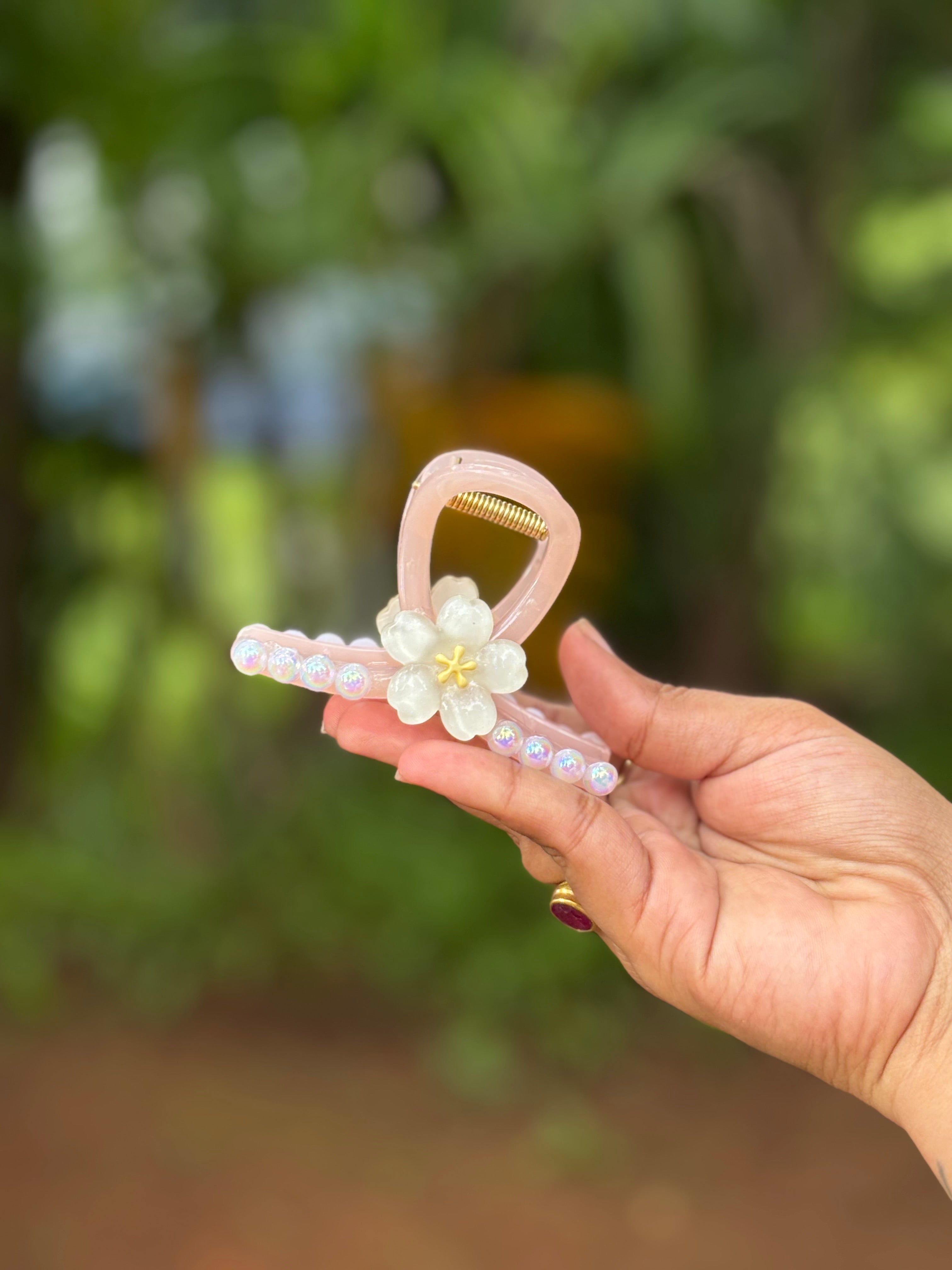 BLOSSOM PEARL HAIR CLAW CLIP
