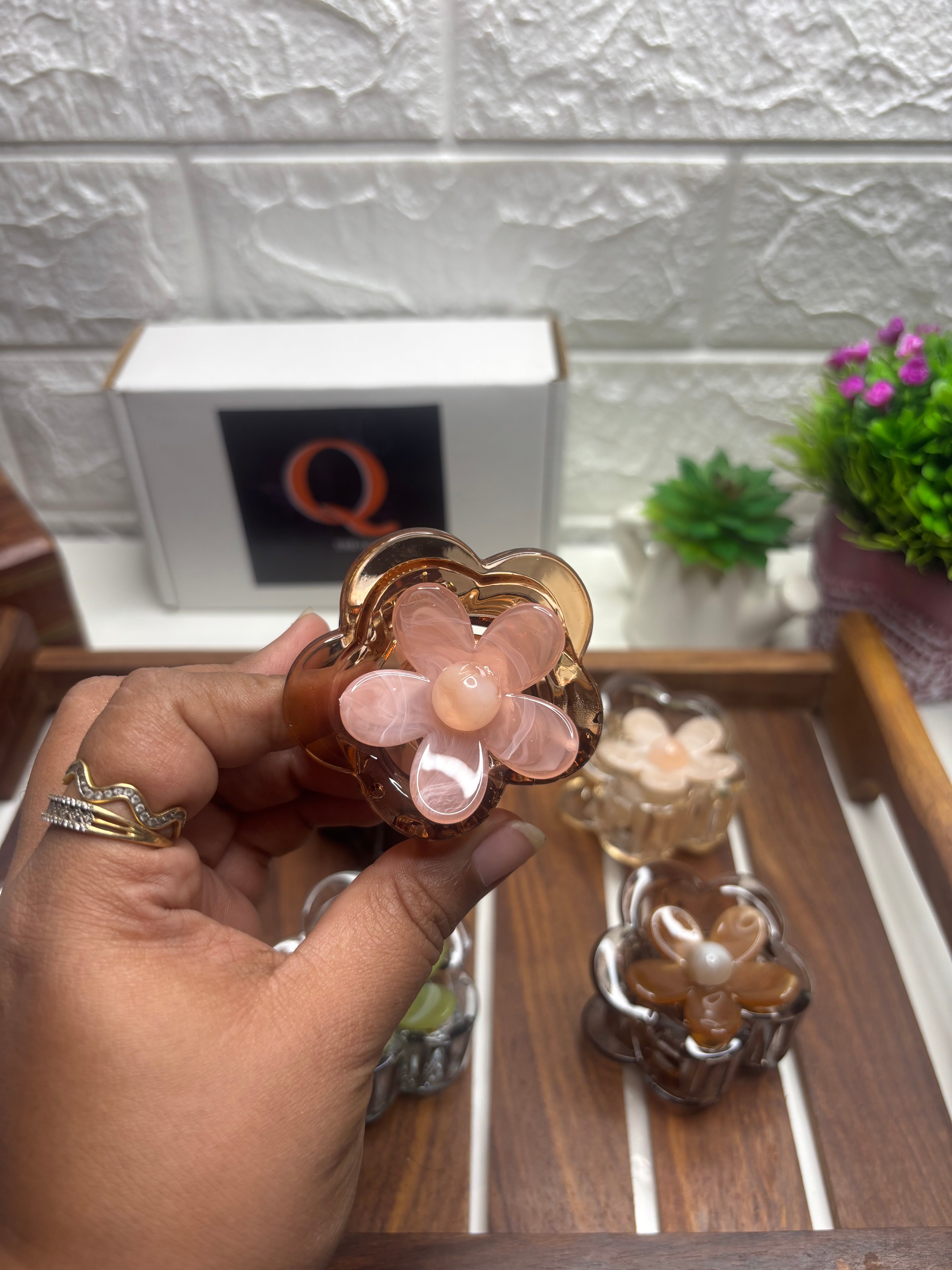 DAISY FLOWER HAIR CLAW CLIP