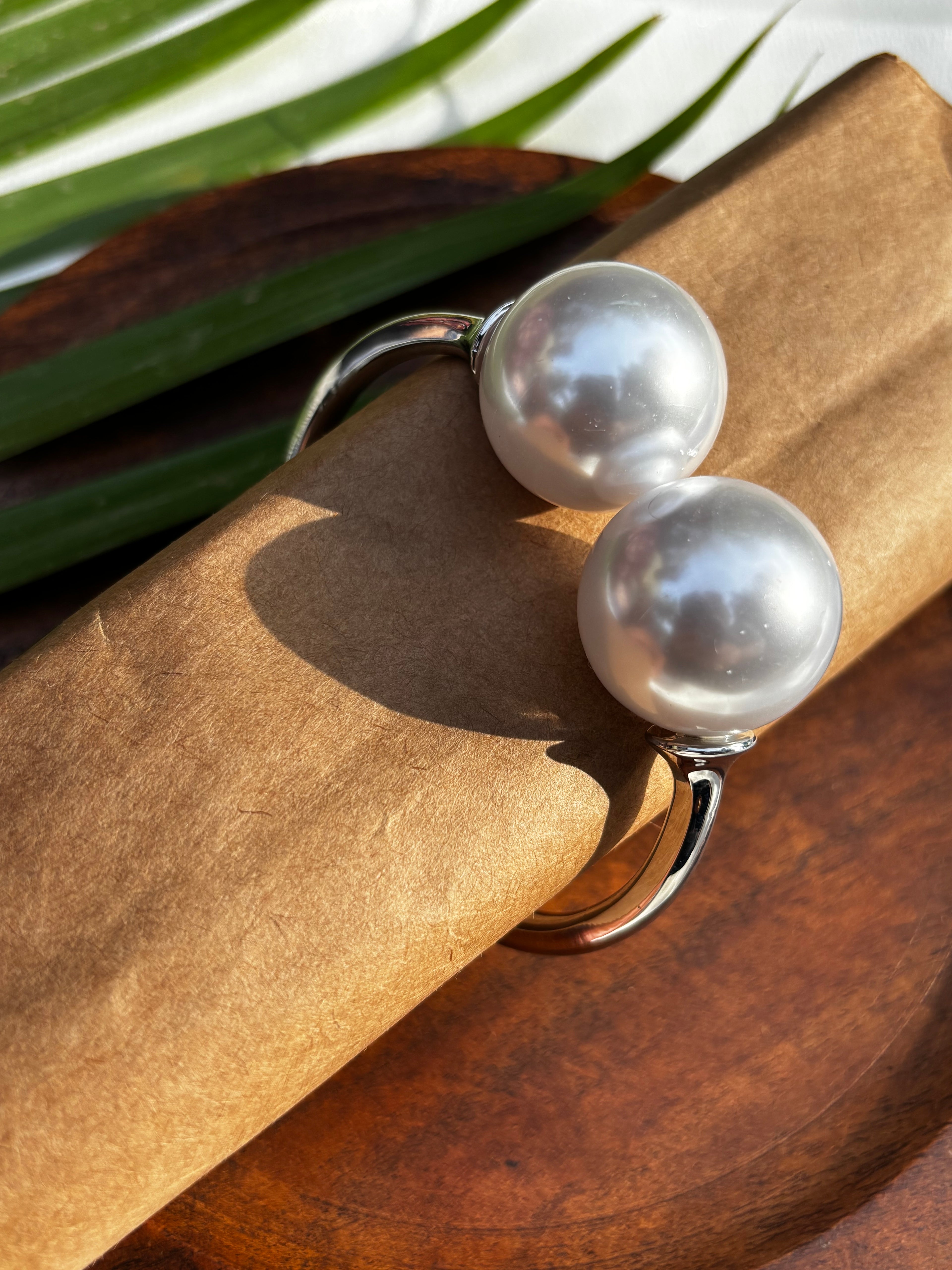 BIG PEARL DEATILING HAND KADA