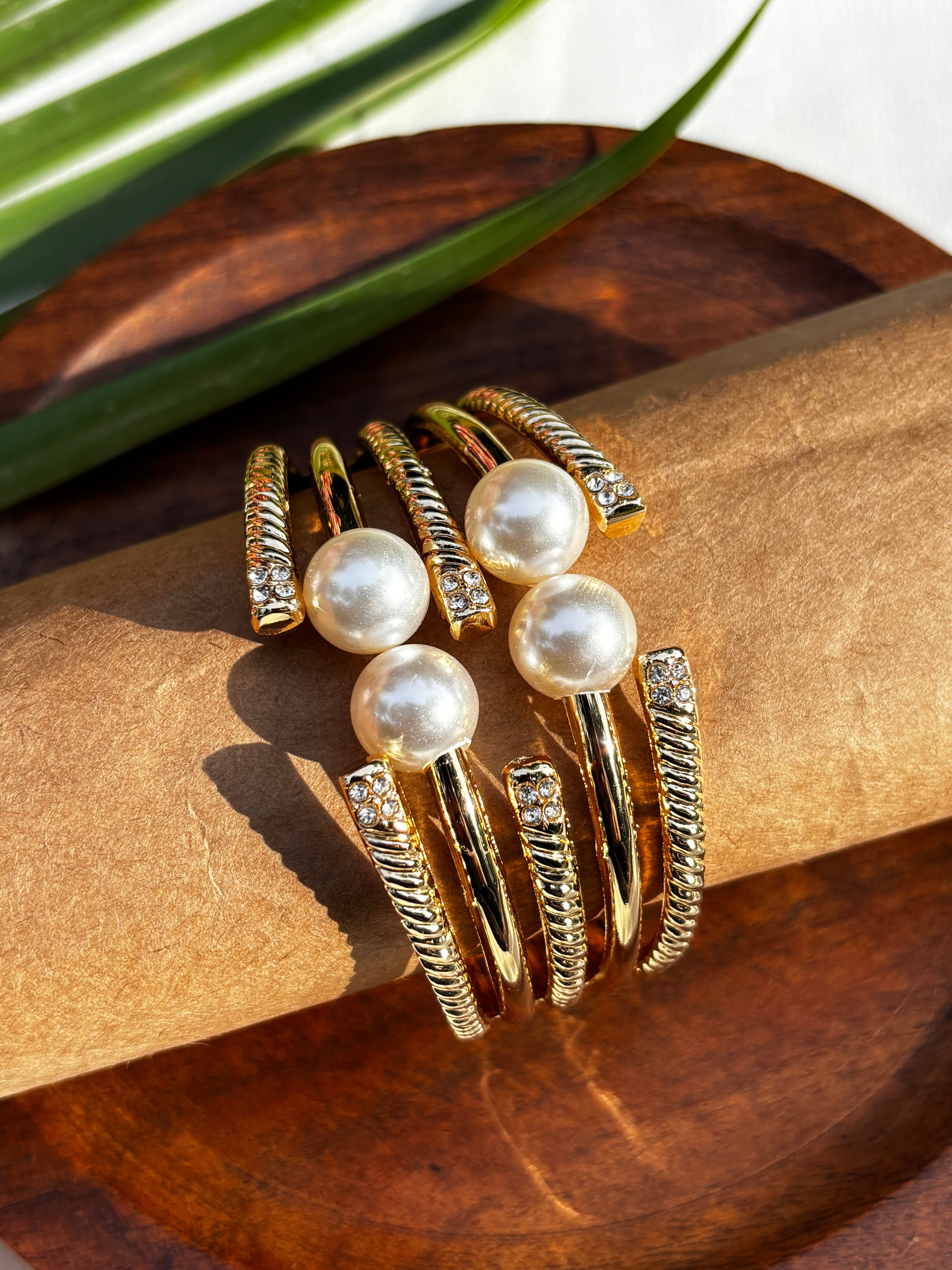PEARL AND DIAMOND DETAILING GOLDEN HAND CUFF