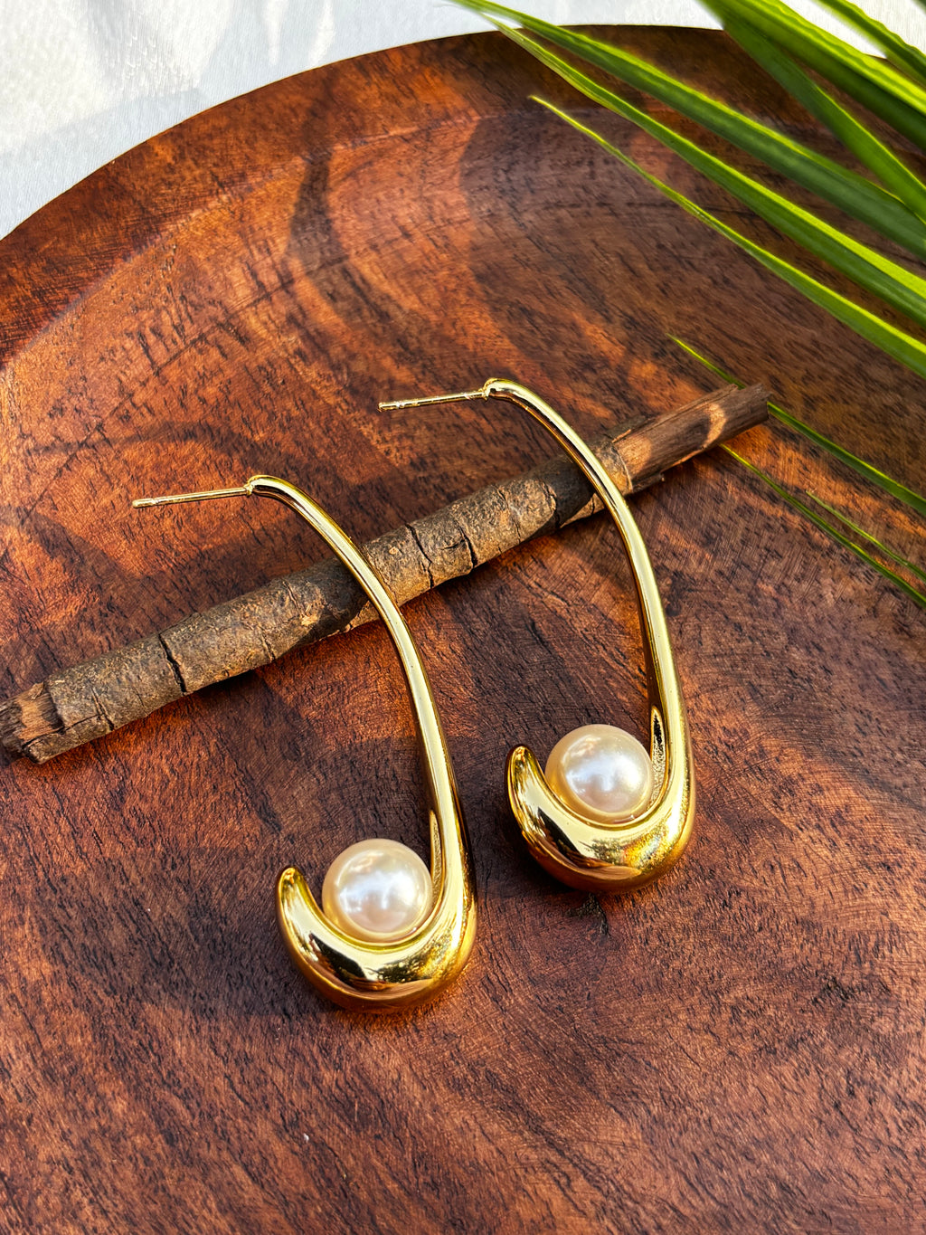 ANTITARRNISH EARRING WITH PEARL DETAILING