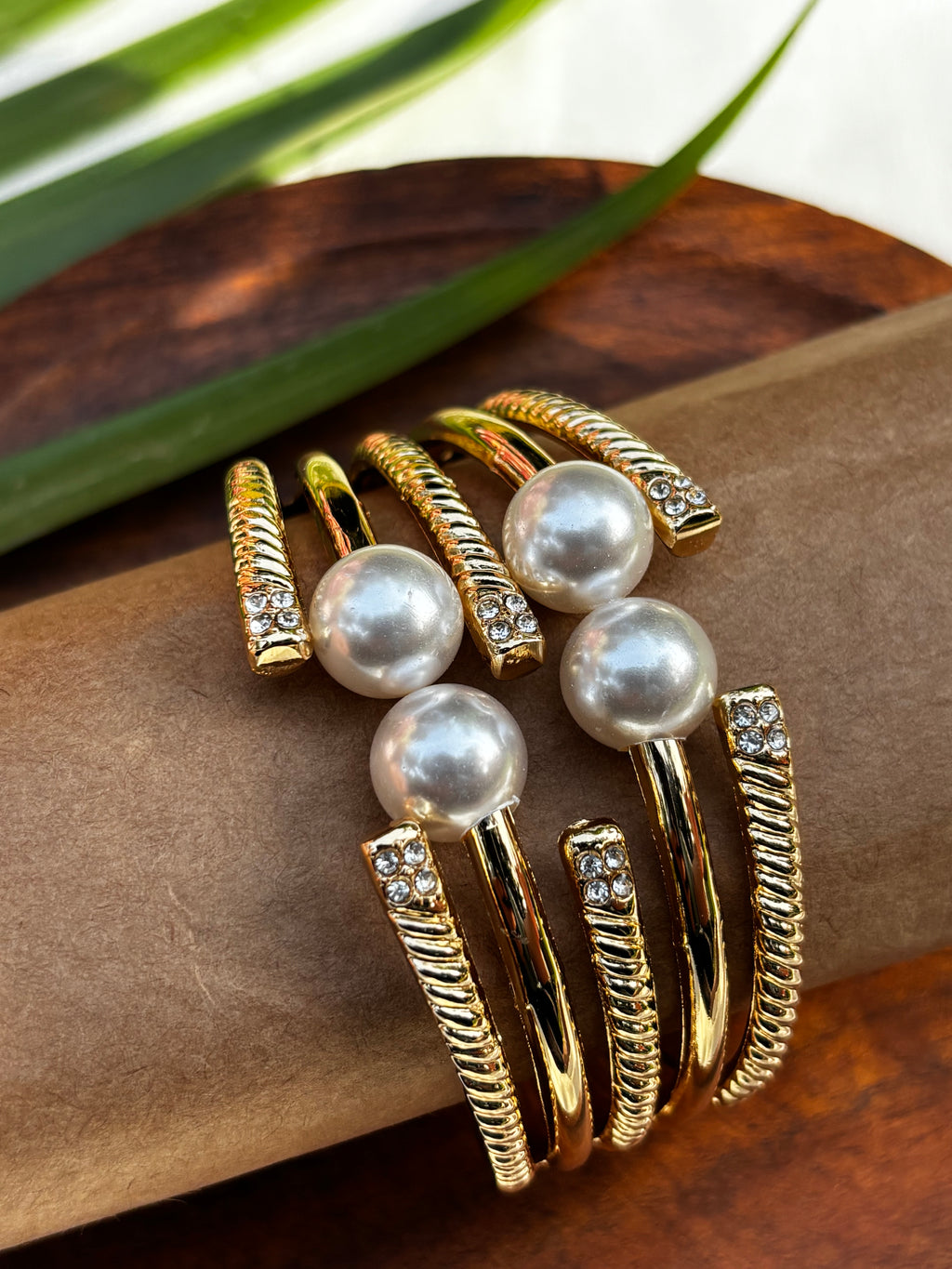 PEARL AND DIAMOND DETAILING GOLDEN HAND CUFF