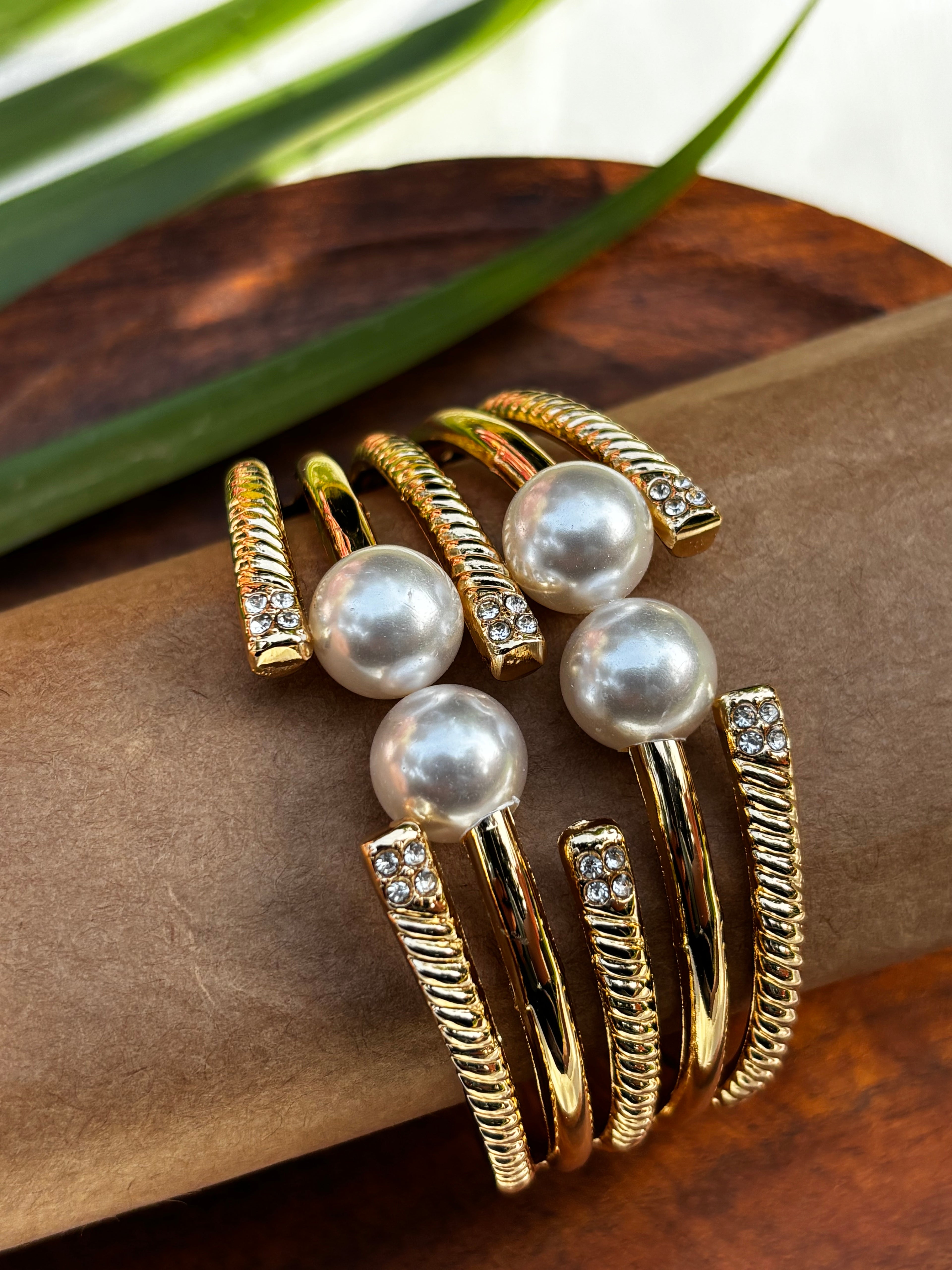 PEARL AND DIAMOND DETAILING GOLDEN HAND CUFF