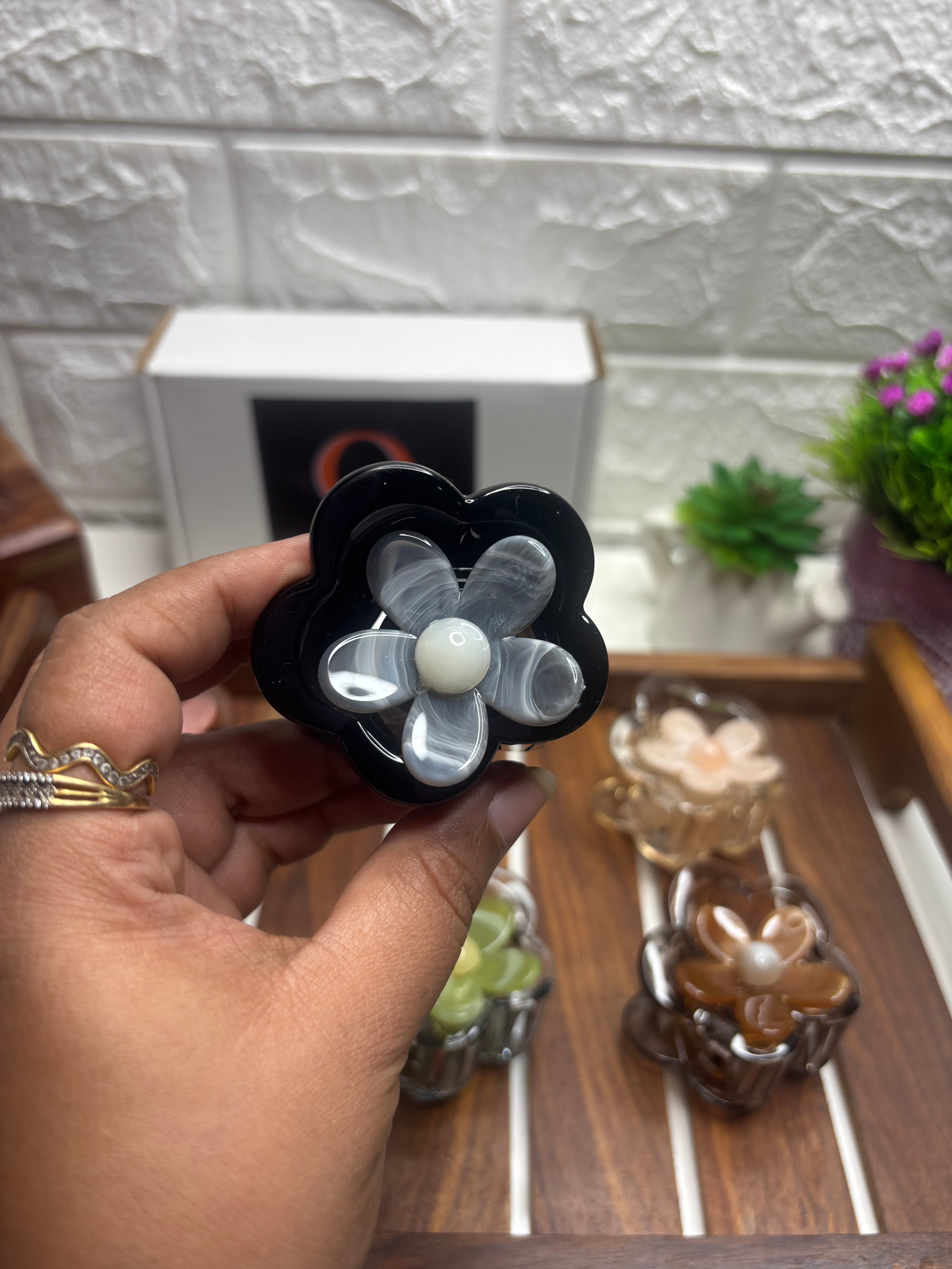 DAISY FLOWER HAIR CLAW CLIP