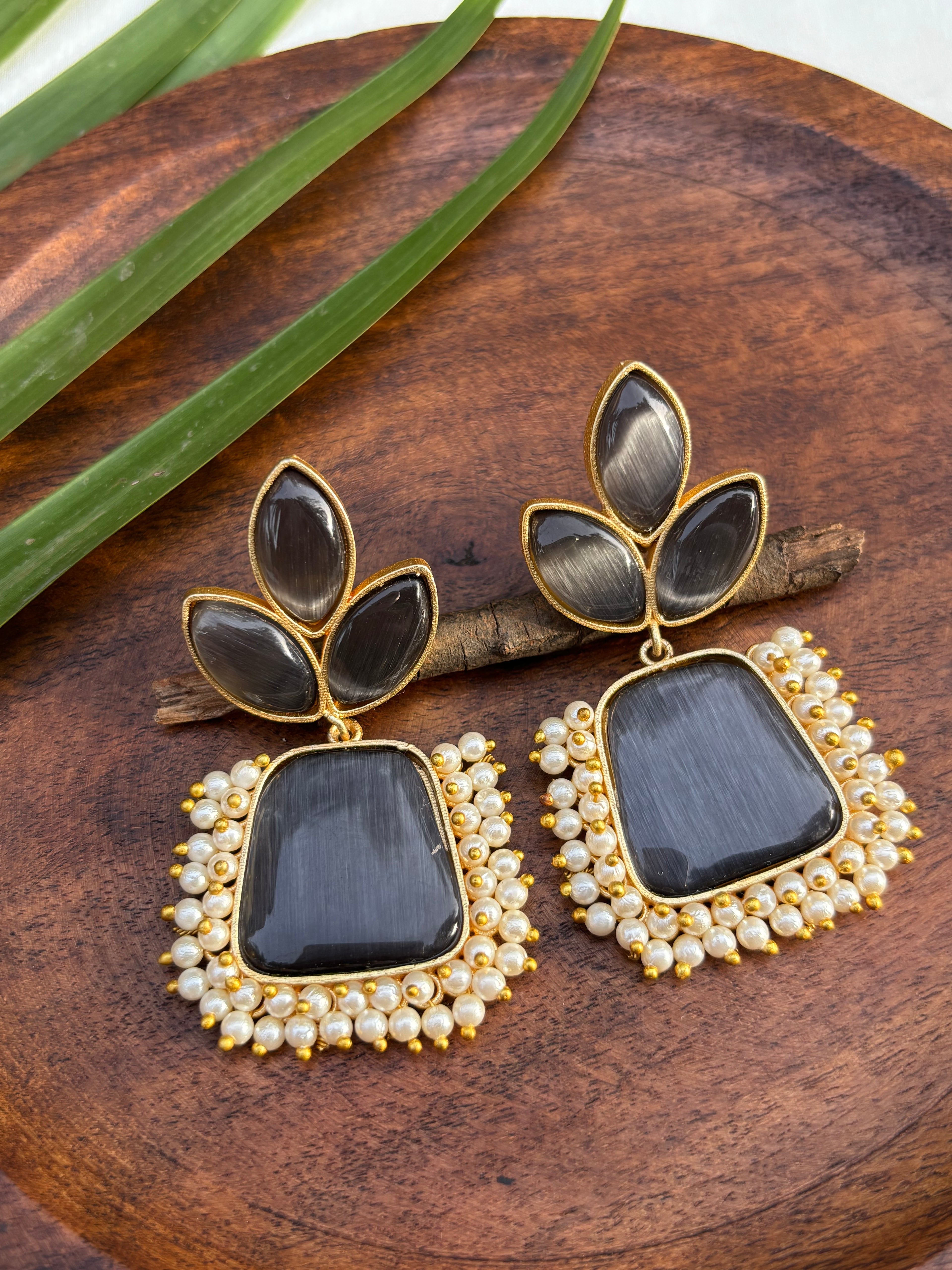LEAF SOLID STONE EARRINGS