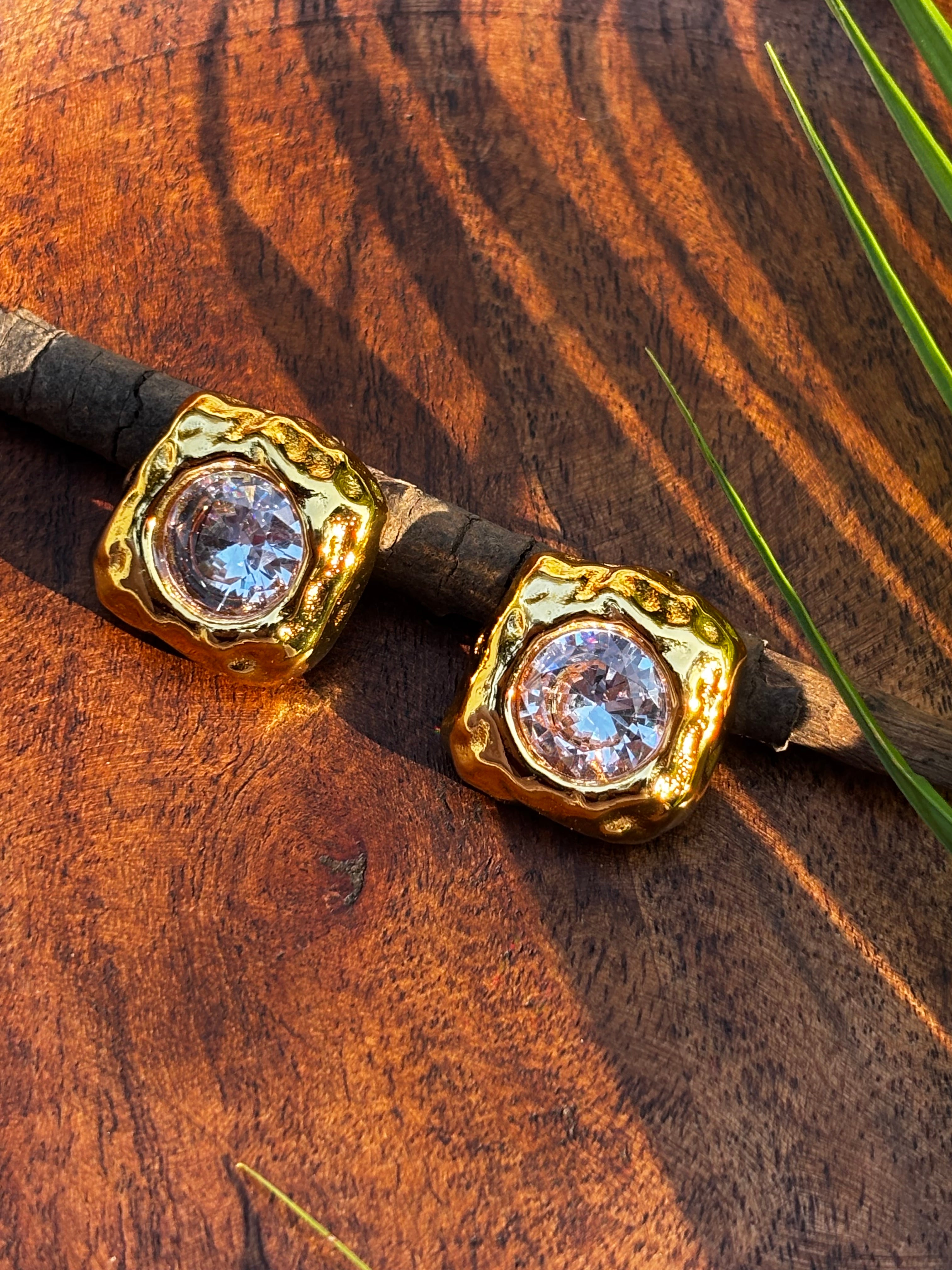 ANTITARNISH STUD EARRING WITH AD DETAILING