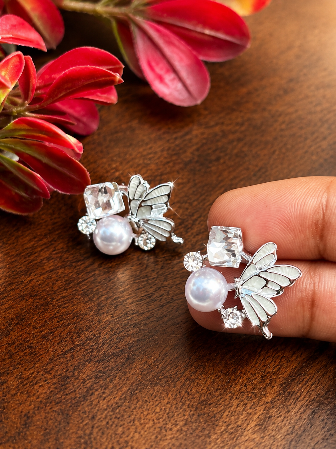 HANA FLUTTER EARRING