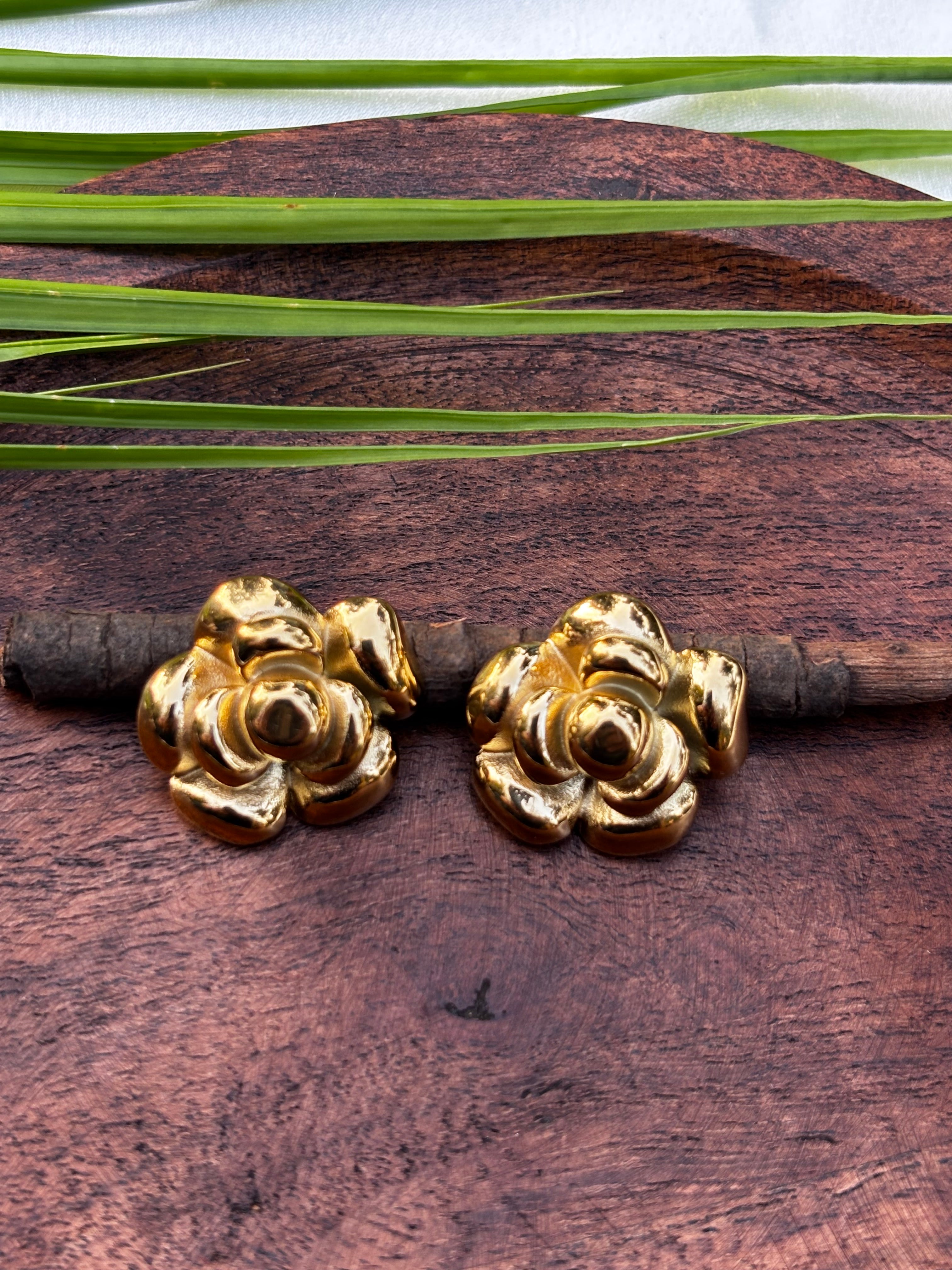 ANTITARNISH ROSE EARRING