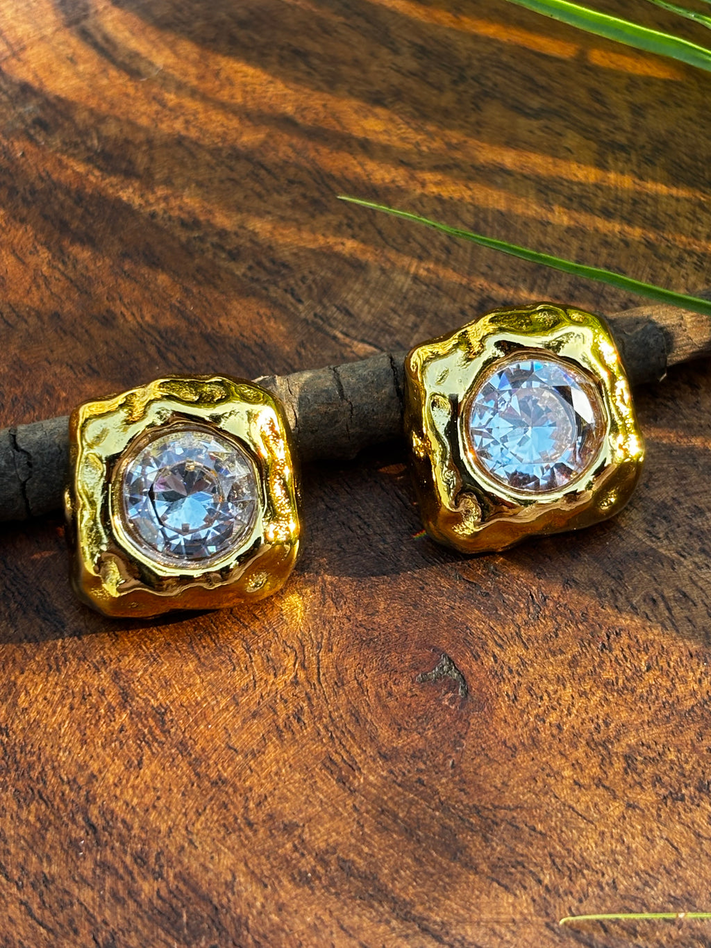 ANTITARNISH STUD EARRING WITH AD DETAILING
